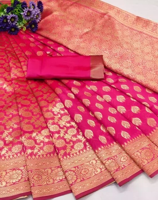 साडी कडक उन्हात वाळवू नका: सिल्कच्या साड्या धुतल्यानंतर खूप जोरात पिळून घेऊ नका आणि काही वेळ अशीच ठेवा, जेणेकरून त्यातील पाणी निघून जाईल. काहीवेळाने साडी सावलीत सुकवण्यासाठी ठेवा त्यावेळी साडीवर सूर्यप्रकाश पडणार नाही याची काळजी घ्या. कारण सूर्यप्रकाशामुळे साडीची चमक कमी होण्याची भीती असते.