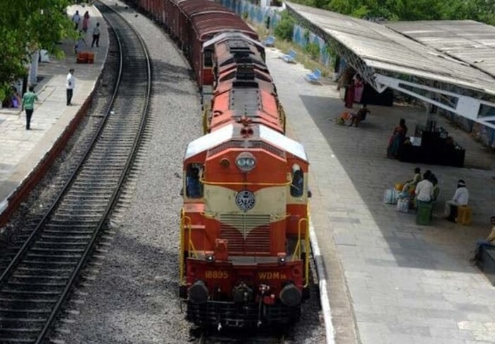  भारतीय रेल्वेने दररोज लाखो लोक प्रवास करतात. अशा परिस्थितीत प्रवास सुखकर करण्यासाठी ने काही नियम केले आहेत. यापैकी एक नियम सांगणार आहोत.