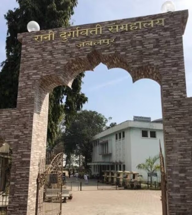 जबलपूरमधील राणी दुर्गावती संग्रहालयाचे हे स्वागतद्वार आहे. राणी दुर्गावतीचा विवाह चंदेलचा राजा संग्राम शाह याचा मुलगा दलपत शहा याच्याशी झाला होता. लग्नानंतर अवघ्या 4 वर्षांनी राजाचा मृत्यू झाल्यामुळे संपूर्ण राज्य संकटात सापडले. अशा वेळी राणी दुर्गावतीने राज्यकारभाराची सूत्रे स्वत:च्या हातात घेतली. जेव्हा बाज बहादूरने राणीवर वाईट नजर टाकली तेव्हा राणीने त्याला असा धडा शिकवला की तो परत आला नाही.