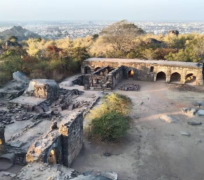  हा तो किल्ला आहे जिथे राणी राहायची. राज्यात कुठेही सिंह दिसल्याची बातमी मिळताच राणी त्याच्या शिकारीसाठी निघून जायची आणि शिकार करेपर्यंत ती पाणीही प्यायची नाही, अशी आख्यायिका आहे. राणीने आपल्या राज्यात आपल्या प्रजेसाठी अनेक विहिरी, तलाव, पायरी आणि धर्मशाळा बांधल्या होत्या.