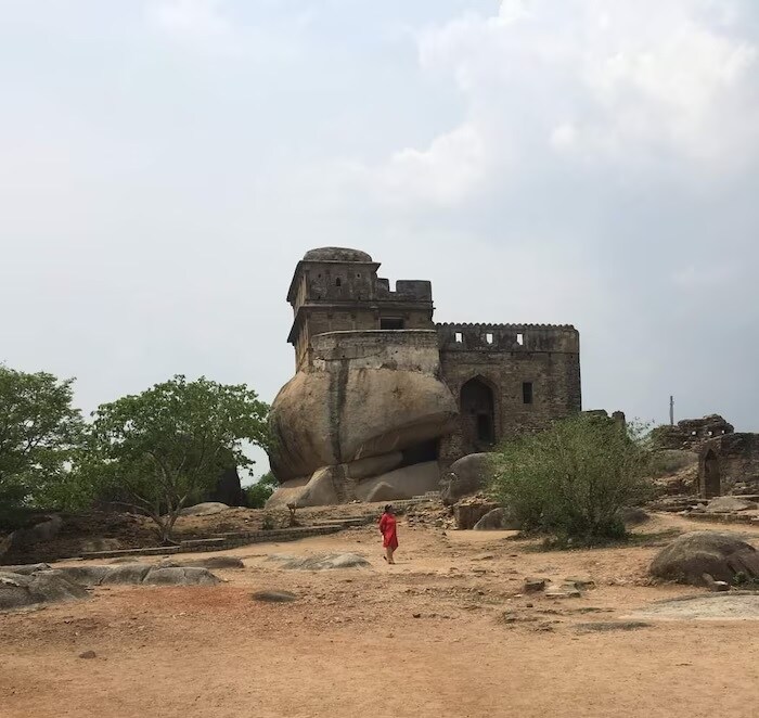 जेव्हा दुर्गावतीने तिच्या राज्याचा विस्तार वेगाने सुरू केला तेव्हा रीवाचा शासक आसिफ खान याने अकबराला राणीशी युद्ध करण्यास प्रवृत्त केले. 1564 मध्ये अकबराने दुर्गावतीला पत्र पाठवून तिला अधीन राहण्यास सांगितले. पण राणीने तो प्रस्ताव नाकारला. अकबराच्या प्रचंड सैन्यासमोर आपले छोटेसे सैन्य घेऊन राणी दुष्मनांवर तुटून पडली. 