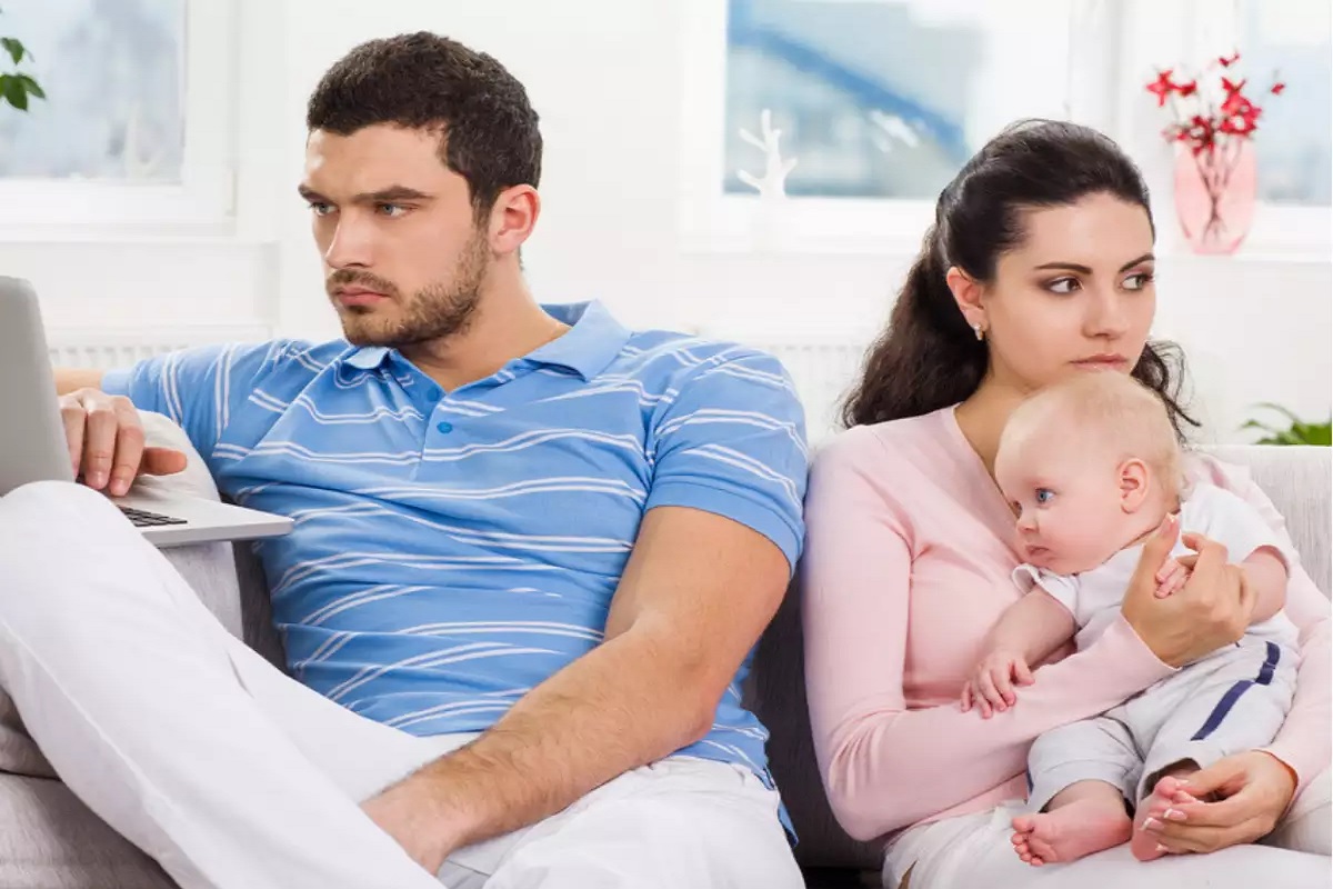 मुलं झाल्यानंतर नात्यात येऊ लागलाय दुरावा, मग या 4 टिप्स फॉलो करा, जोडीदाराशी पुन्हा वाढू लागेल जवळीक