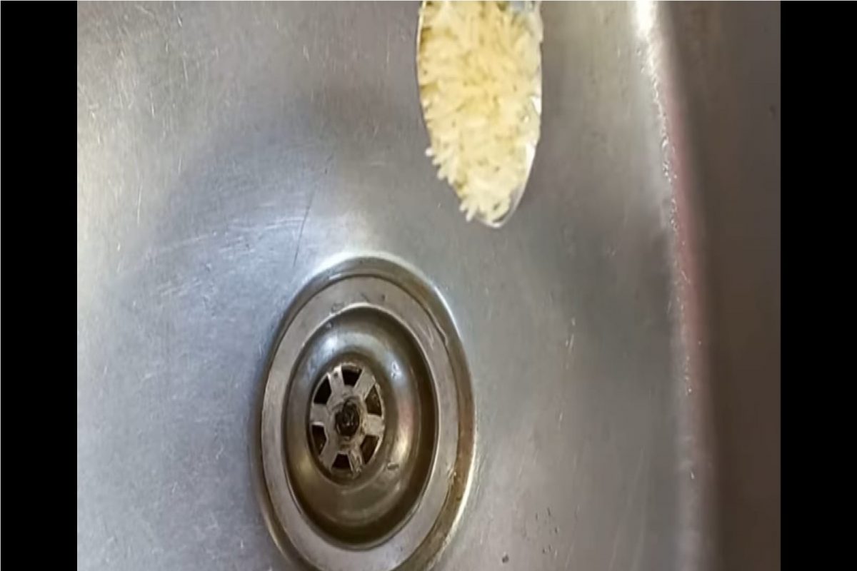 किचन सिंकमध्ये तांदळाची कमाल (फोटो - युट्युब व्हिडीओ ग्रॅब)