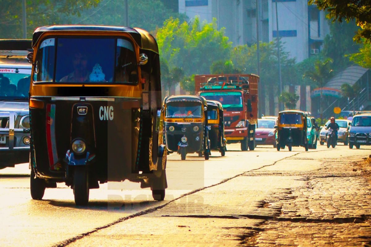 Crime News : उडाल्या रक्ताच्या चिळकांडया; मुंबईत धावत्या रिक्षात गर्लफ्रेंडचा चिरला गळा