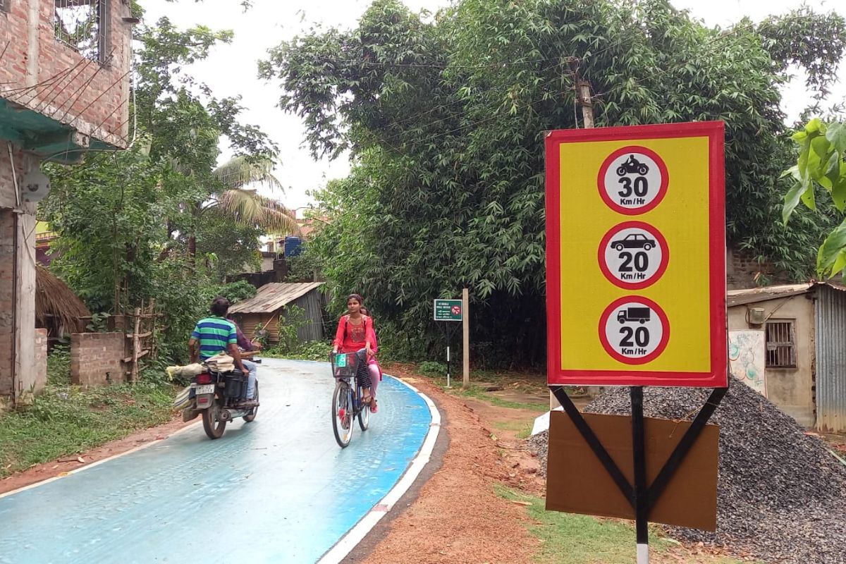 प्लास्टिकच्या कचऱ्यापासून बनवला टिकाऊ आणि आकर्षक रस्ता