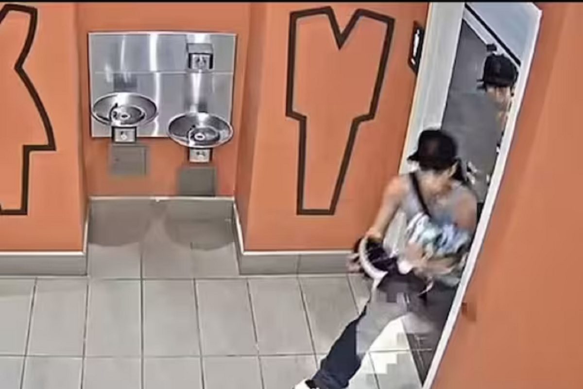 बाथरूममध्ये दरोडा (फोटो - ट्विटर व्हिडीओ ग्रॅब)