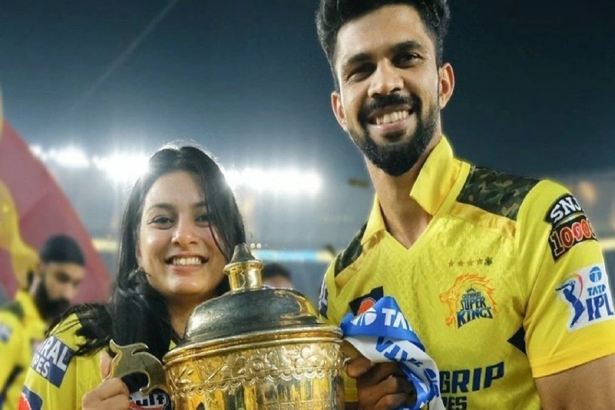 आयपीएल 2023 मध्ये चेन्नई सुपरकिंग्सकडून जबरदस्त कामगिरी करणारा मराठमोळा क्रिकेटर ऋतुराज गायकवाड त्याची मैत्रीण उत्कर्षा पवार हिच्या सोबत लग्न करणार आहे. 