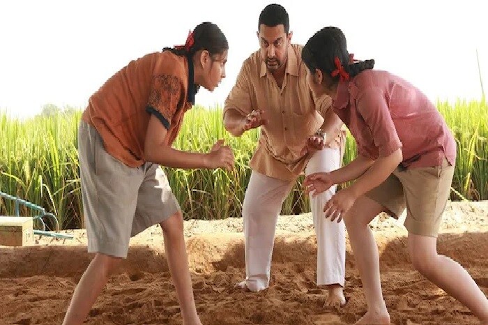 आमिर खान 2014 मध्ये 'सत्यमेव जयते'चा तिसरा सीजन होस्ट करत होता, ज्याच्या एका एपिसोडमध्ये लोकांना दोन मुलींची ओळख झाली होती. या दोन मुलींनी अडचणींचा सामना करत कसा इतिहास रचला हे आमिरने सांगितले. त्यात कुस्तीपटू गीता फोगट आणि बबिता फोगट या दोन मुलींचा समावेश होता. आमिर खानचा 'दंगल' हा चित्रपट गीता आणि बबिता फोगट यांच्या जीवनावर आधारित आहे.