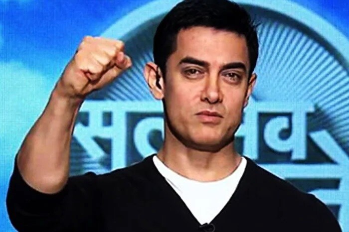 'लगान', 'तारे जमीन पर', 'धूम', 'थ्री इडियट्स' यांसारख्या चित्रपटांमध्ये आमिर खानचे अनेक लूक तुम्ही पाहिले असतील. 'सत्यमेव जयते' या मालिकेतही त्याची एक वेगळी स्टाईल समोर आली. या शोनं लोकांच्या आयुष्याला खोलवर स्पर्श केला. आमिरचा हा कार्यक्रम पाहिल्यानंतर लोक रडले, हसले आणि काहींना आयुष्यात चांगले काम करण्याची प्रेरणा मिळाली. विशेष म्हणजे या शोमधून त्याला ऑल टाइम ब्लॉकबस्टर चित्रपट 'दंगल' बनवण्याची कल्पना सुचली.