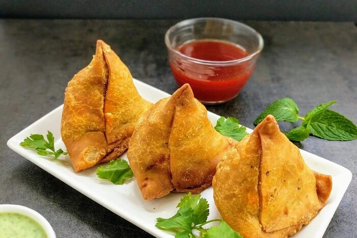बहुतेकवेळा संध्याकाळच्या नाश्त्यात खाल्ला जाणारा समोसा हा मध्य आशियातून भारतात पोहोचला होता. 