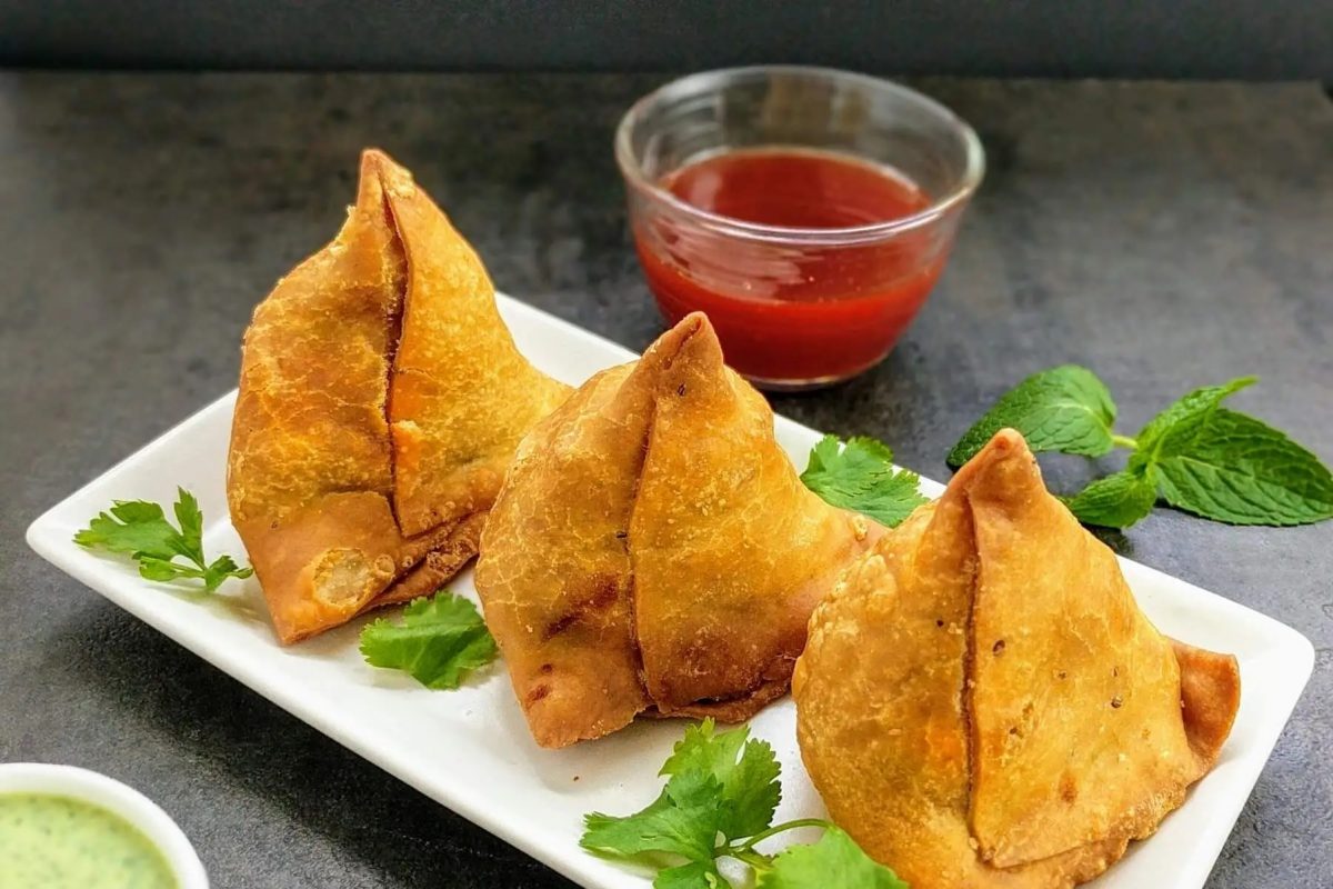 बहुतेकवेळा संध्याकाळच्या नाश्त्यात खाल्ला जाणारा समोसा हा मध्य आशियातून भारतात पोहोचला होता. 