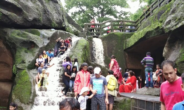 संजय गांधी राष्ट्रीय उद्यान : मुंबईतलं सर्वात प्रसिद्ध पर्यटनस्थळ आणि हिरवळीसाठी ओळखळं जाणारं बोरीवलीतील संजय गांधी राष्ट्रीय उद्यानाला या पावसाळ्यात तुम्ही भेट देऊन पावसाचा आणि निसर्गाचा आनंद घेऊ शकता. संजय गांधी राष्ट्रीय उद्यानाला मुंबईचं हृदय असंही म्हटलं जातं. घनदाट जंगल, हिरवेगार डोंगर आणि ऐतिहासिक कान्हेरी गुफांमुळं हे उद्यान अनेक पावसाळ्यात अनेक पर्यटकांसाठी आकर्षण ठरत.