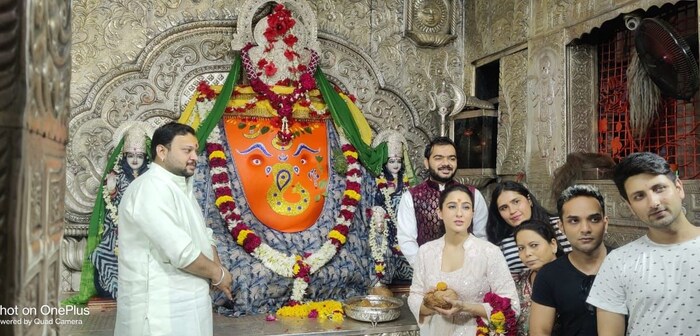 मंदिरात साराने शुभ्र पांढऱ्या रंगाचा अनारकली सूट परिधान केला होता. यामध्येच तिने दर्शन घेतलं. 