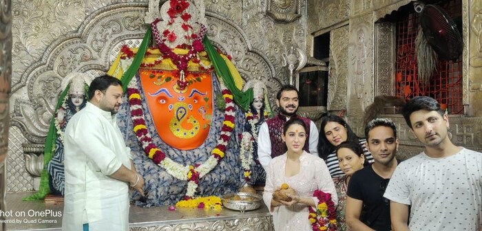 या ठिकाणी साराच्या साधेपणानं चाहत्यांचा मन जिंकलं आहे. 