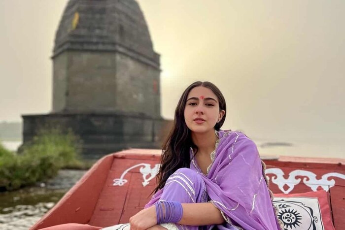 आता पुन्हा इंदोरच्या प्रसिद्ध मंदिरात जाऊन दर्शन घेत साराने सगळ्यांचं लक्ष वेधलं आहे. 