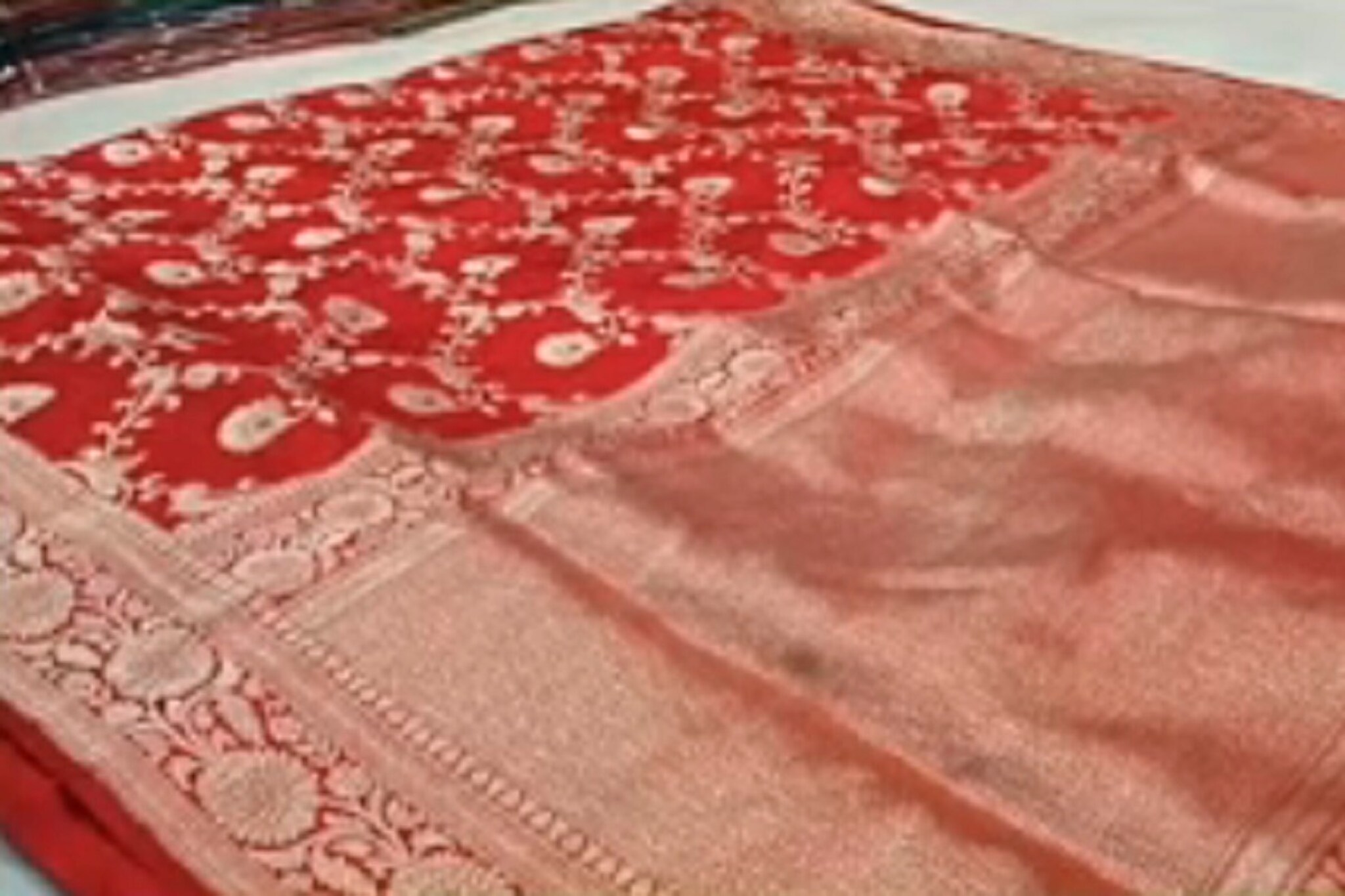 चांदीची तार, सोन्याची पॉलिश; बनारसी साडीची किंमत एकदा ऐकाच!