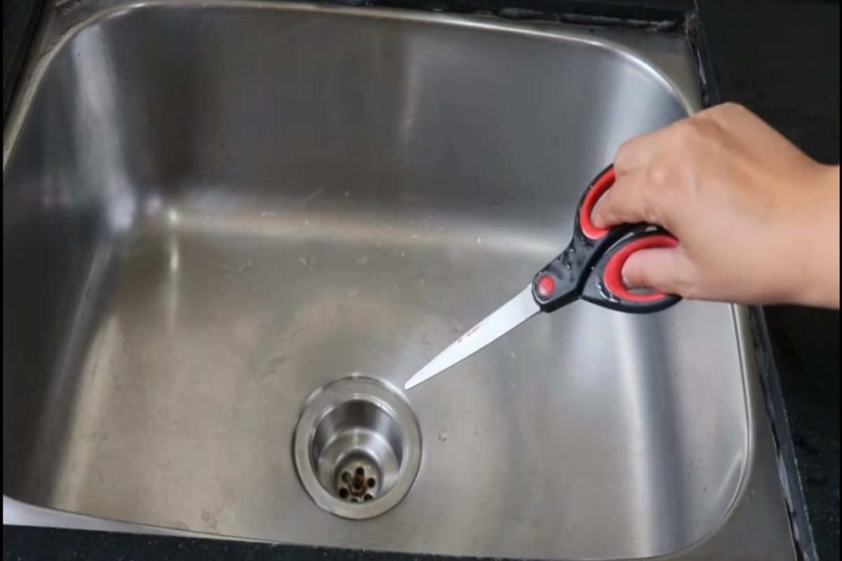 किचन सिंकमध्ये कात्रीची कमाल (फोटो - सिम्पली मराठी युट्यूब व्हिडीओ ग्रॅब)