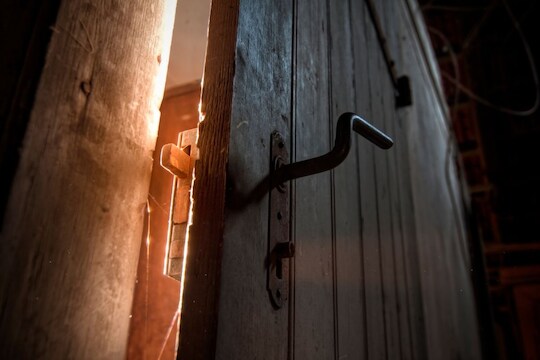 घरातील सिक्रेट रूममध्ये दिसलं भयानक दृश्य