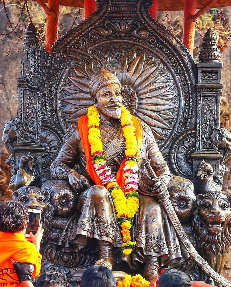 छत्रपती शिवाजी महाराजांचा 350 वा राज्याभिषेक सोहळा आज साजरा होत आहे. शिवरायांच्या जीवनातील अनेक प्रसंग मराठी माणसाला आजही प्रेरणादायी वाटतात. 