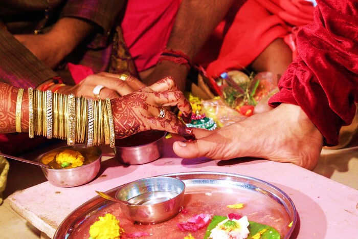 जेव्हा मेहुणी आपल्या दाजीचे शुज चोरते, तेव्हा एक प्रकारे ही भावोजीच्या संयमाची परीक्षा असते. 