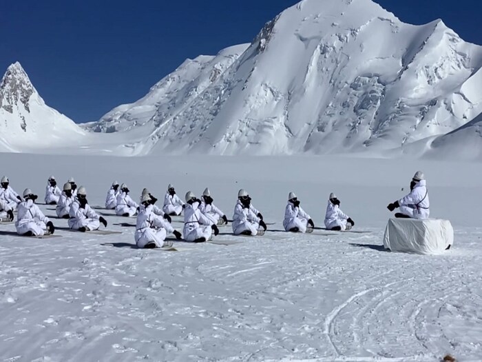 सियाचीन ग्लेशियरवर सैनिकांनी योगा केला. त्याचे फोटो आता व्हायरल होत आहेत.