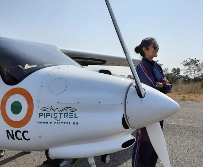  देशातील मुली आता सर्व क्षेत्रात आघाडीवर असून भारतीय सैन्य दलातही भरती होत आहेत. सिद्धी दुबे ही वयाच्या 22 व्या वर्षी नौदलात फ्लाइंग पायलट झाली आहे. तिच्या या कामगिरीबद्दल सर्वत्र कौतुक होत आहे.