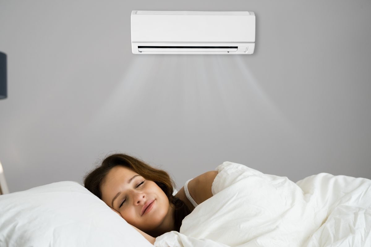 खोली थंड ठेवण्याच्या फायद्यापेक्षा, रात्रभर एसी चालवण्याचे तोटे जास्त असल्याचे तज्ज्ञांचे म्हणणे आहे.