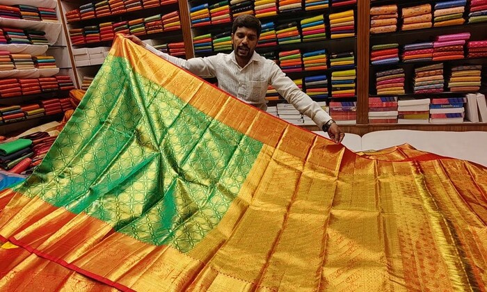 धुण्यापूर्वी लेबल वाचा : सिल्क साडी एकदा घातल्यानंतर लगेच धुवू नये, तर ती जवळपास चार ते पाच वेळा घातल्यानंतर धुणे चांगले रहाते. पण जेव्हाही तुम्ही साडी धुण्याचा विचार कराल तेव्हा सर्वप्रथम त्यावरील लेबल वाचा. कारण डिटर्जंटने सिल्क साडी धुतल्यास ती खराब होऊ शकते.