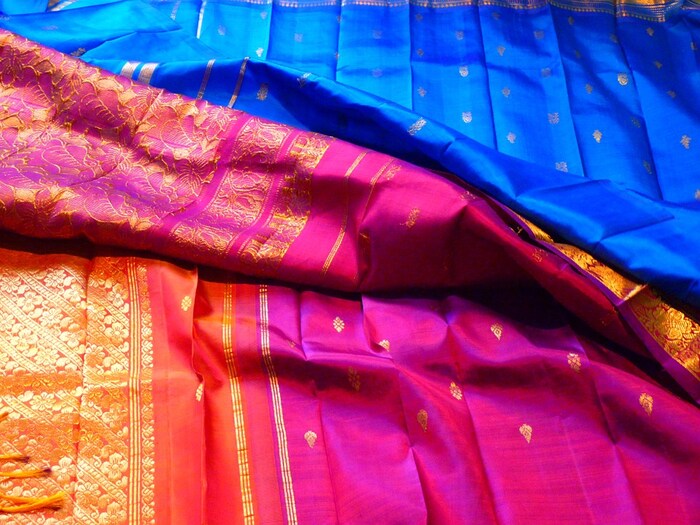 व्हिनेगर वापरा: साडी पाण्यात भिजवल्यानंतर एक बादली स्वच्छ पाणी घ्या आणि त्यात दोन चमचे पांढरे व्हिनेगर मिसळा. त्यानंतर सिल्कची साडी त्यात भिजवून साधारण दहा मिनिटे तशीच राहू द्या. नंतर ती पुन्हा स्वच्छ पाण्याने धुवा, अशा प्रकारे साडीवरील डाग दूर होण्यास मदत होईल.