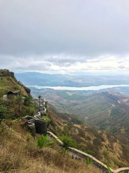 पावसाळा सुरू झाला की वेध लागतात ते निसर्गाचा मनमुराद आनंद घेण्याचा. पण, फिरण्यासाठी जायचं नेमकं कुठं? असा प्रश्न सर्वांनाच पडतो. मात्र, पुण्याजवळ असे काही ठिकाणं आहेत जिथं जाऊन पावसाळ्यात तुम्ही निसर्गाचा मनमुराद आनंद घेऊ शकतात. 