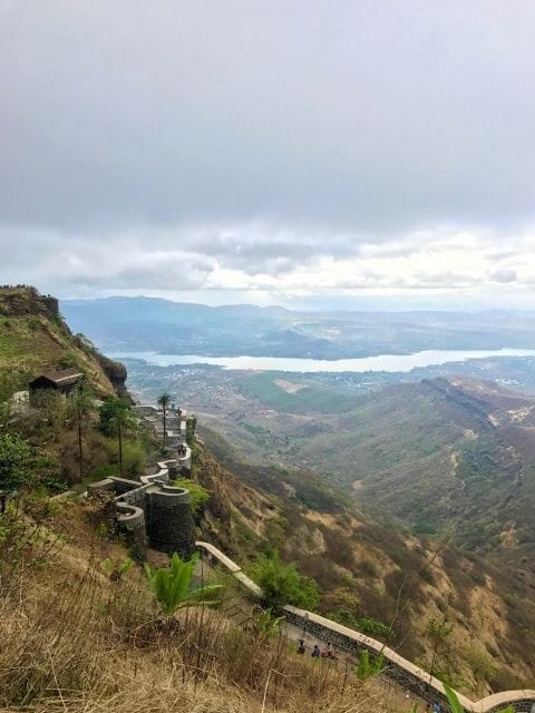 पावसाळा सुरू झाला की वेध लागतात ते निसर्गाचा मनमुराद आनंद घेण्याचा. पण, फिरण्यासाठी जायचं नेमकं कुठं? असा प्रश्न सर्वांनाच पडतो. मात्र, पुण्याजवळ असे काही ठिकाणं आहेत जिथं जाऊन पावसाळ्यात तुम्ही निसर्गाचा मनमुराद आनंद घेऊ शकतात. 