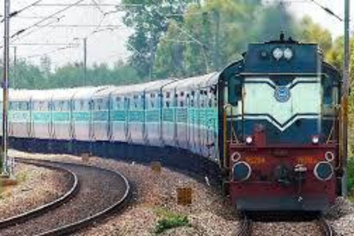 Solapur News : आषाढी वारीनिमित्त रेल्वे सज्ज, पाहा कसं आहे नियोजन Video