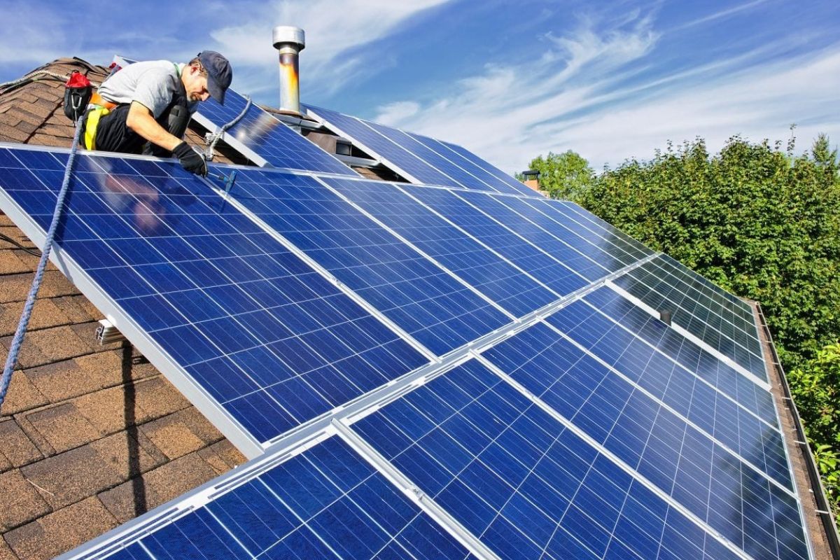 Biparjoy Cyclone : वादळामध्ये उडून गेली सोलार प्लेट तर नुकसान भरपाई मिळते? जाणून घ्या नियम