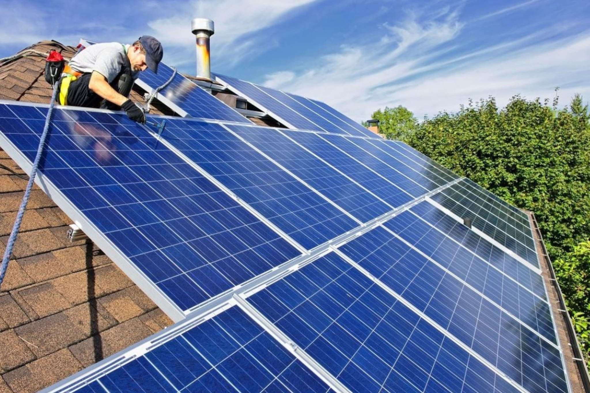 वादळामध्ये उडून गेली सोलार प्लेट तर नुकसान भरपाई मिळते? जाणून घ्या नियम