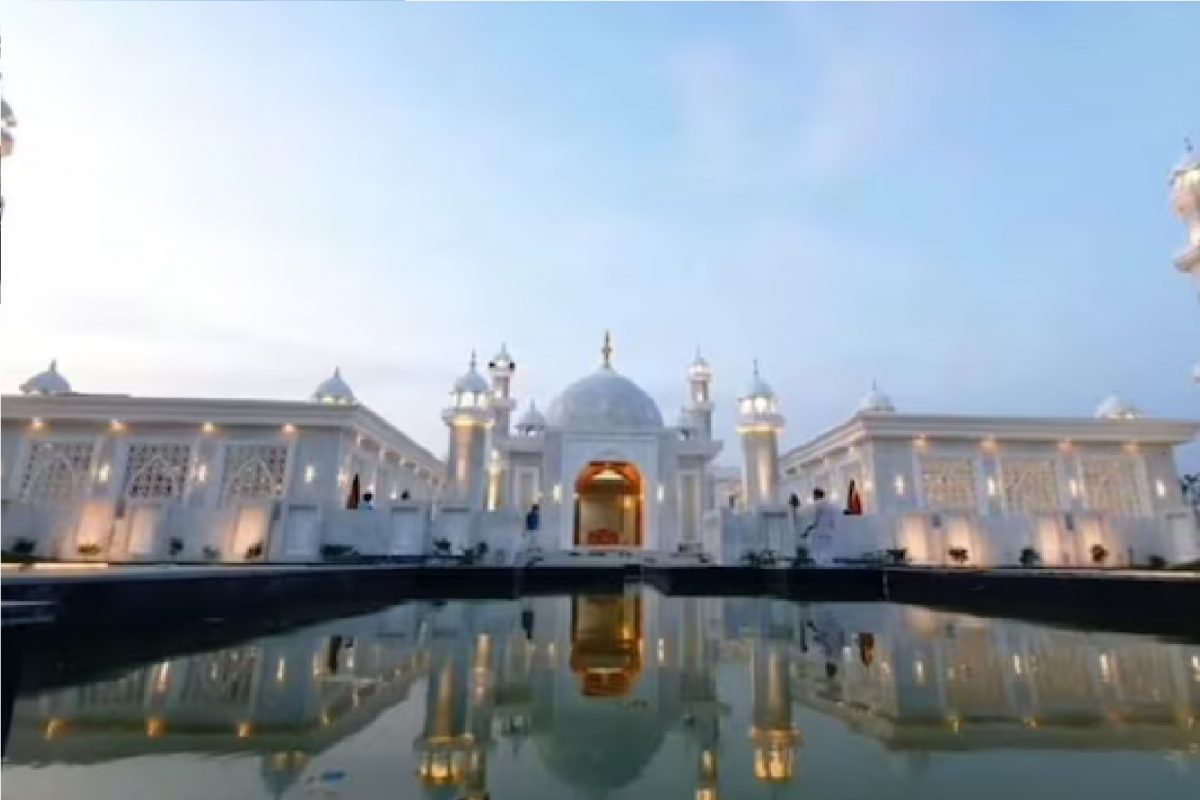 मुलाने आईसाठी बांधला ताजमहाल