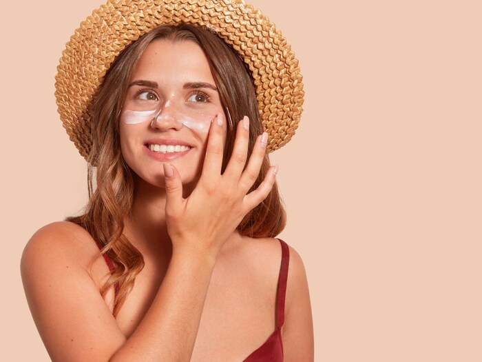 स्विमिंग पूलमध्ये जाण्यापूर्वी टॅनिंगपासून वाचण्यासाठी हाय SPF असलेले ब्रॉड-स्पेक्ट्रम सनस्क्रीन लावा. हे टॅन गडद होण्यापासून रोखण्यास मदत करेल. त्याचबरोबर स्विमिंग पूलमधून बाहेर आल्यानंतर शॉवर घ्या आणि त्यानंतर त्वचा चांगल्या प्रकारे मॉइश्चरायझ करा. 