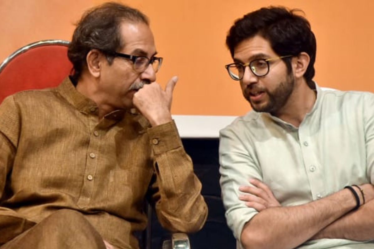 ठाकरेंना आणखी एक धक्का? निकटवर्तीयाचं सूचक ट्वीट