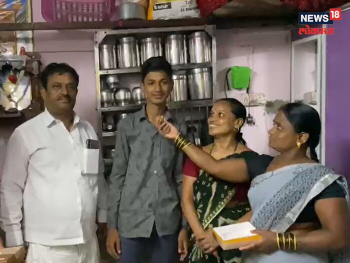 विशाल कराडच्या निकालानंतर त्याचे आईवडील मात्र भलतेच खूश आहेत. एकीकडे एखादा टक्का कमी पडला तरी मुलांना बोलणारे पालक पाहायला मिळतात. दुसरीकडे सर्व विषयात 35 टक्के पडून आईवडील सेलिब्रेशन करत आहे.