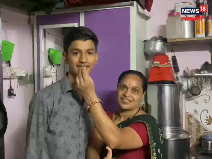 ठाणे, 2 जून : महाराष्ट्र राज्य माध्यमिक आणि उच्च माध्यमिक शिक्षण मंडळाने बारावीनंतर आता दहावीचा निकाल (Maharashtra SSC Result 2023) ही जाहीर केला आहे. निकाल जाहीर झाल्यानंतर कुणाला किती टक्के पडले, कोण बोर्डात आलं यावरुन चर्चा सुरू झाल्या आहेत. अशीच चर्चा ठाण्यातील विशाल कराड या विद्यार्थ्याची महाराष्ट्रात होत आहे.