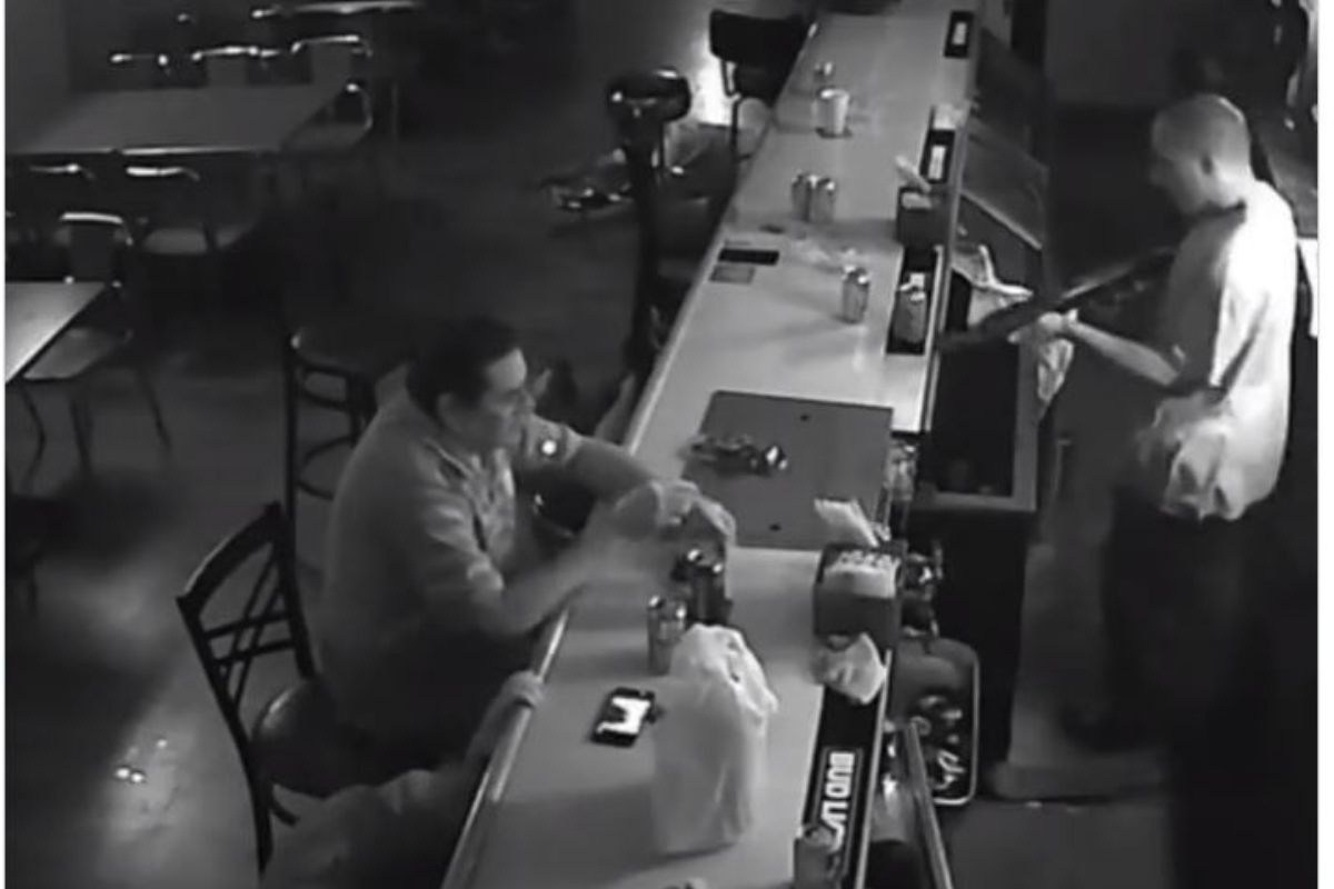 चोरासमोर आरामात बसून राहिला व्यक्ती