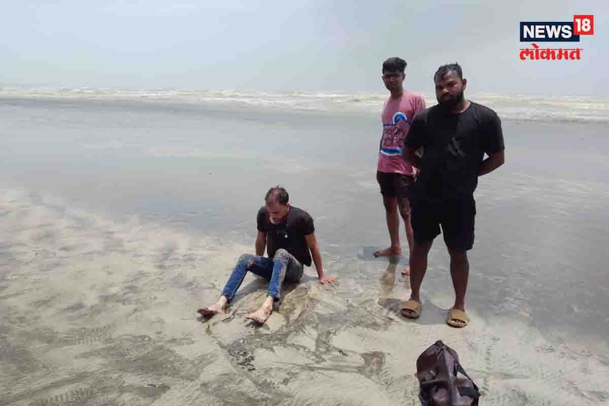 तरुण खवळलेल्या समुद्रात उतरला