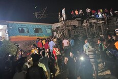 कोरोमंडल एक्स्प्रेस-मालगाडीचा भीषण अपघात, मृतांचा आकडा वाढण्याची शक्यता