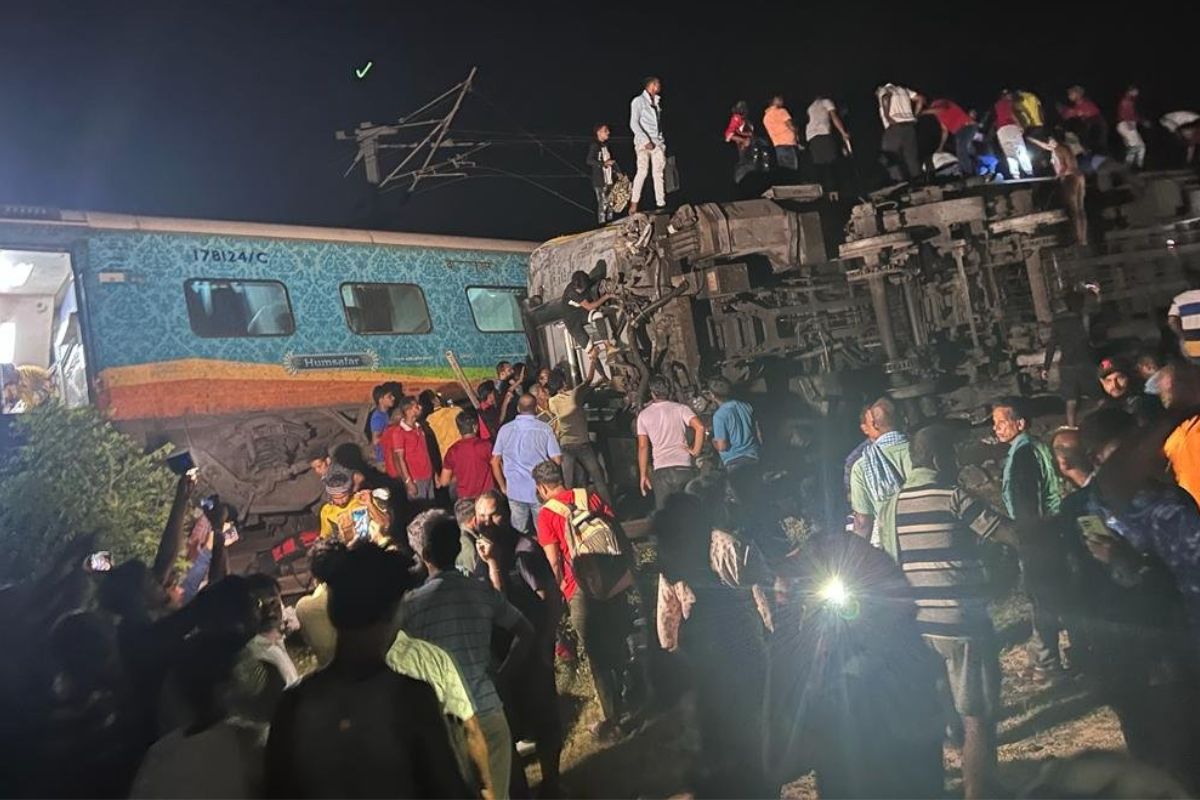 कोरोमंडल एक्स्प्रेसचा भीषण अपघात, समोरून येणाऱ्या मालगाडीला धडक