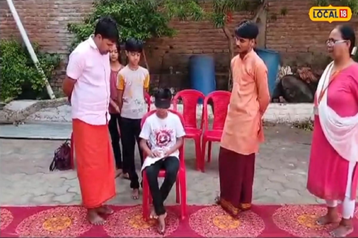 15 वर्षांच्या मुलांची कमाल, डोळ्यावर पट्टी बांधून करतो अभ्यास; सगळेच झाले हैराण