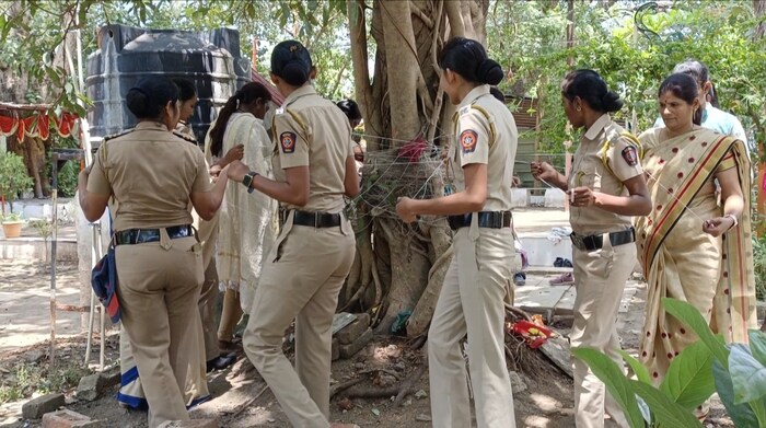वर्धा, 3 जून : पतीच्या दीर्घायुष्य व हाच पती जन्मोजन्मी मिळावा यासाठी आज खाकी वर्दीतील महिला पोलिसांनी कर्तव्यातून वेळ काढत वडाच्या झाडाची पूजा केली. (नरेंद्र मते, प्रतिनिधी)