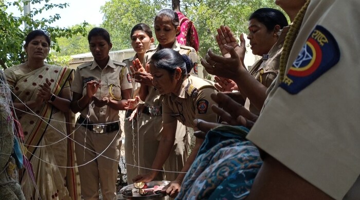 रुढीपरंपरेला जपत उखाणे घेत पतीच्या दीर्घायुष्यासाठी देवाला साकडे घाणाऱ्या खाकी वर्दीतील या सावित्री लोकाभिमुख ठरल्या हे मात्र विशेष.