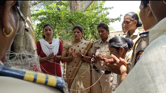 मात्र, त्यातही थोडा वेळ काढीत महिला पोलीस कर्मचाऱ्यांनी पोलीस मुख्यालयातील वडाच्या झाडाची पूजा केली. 