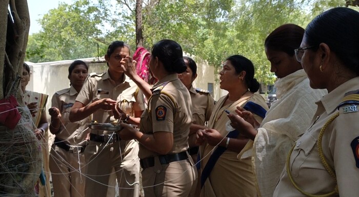 पतीला दीर्घायुष्य लाभू दे, घरी सुखशांती लाभू देत अशी प्रार्थना सर्वांनी मिळून केलेली पाहायला मिळाली. 