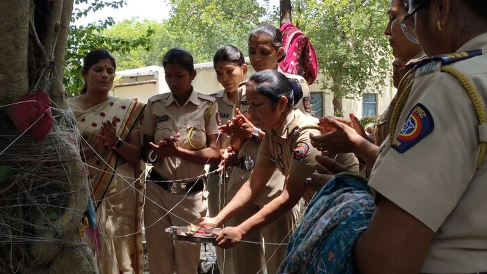 पोलीस म्हटलं की कामाचा वाढता ताण, त्यातूनही वेळ काढून पतीच्या सुखासाठी वडाच्या झाडाखाली येऊन पूजा करणं, यातच खरा आनंद असल्याची भावना या महिला कर्मचाऱ्यांनी व्यक्त केली.