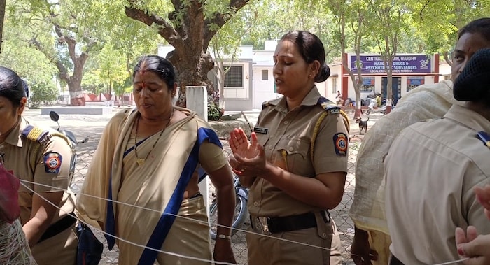 या खाकी वर्दीतील सावित्रींचे फोटो सध्या जिल्ह्यात चांगलेच व्हायरल होत आहेत.
